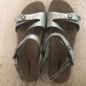 EUC.  Size 39 Romika Fidschi 54 Sandals.  Platinum. Runs similar to US 8.5.